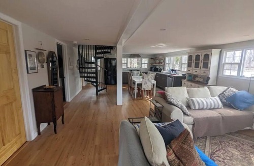 South Hadley Cottage | Charming riverfront cottage on beautiful cove!