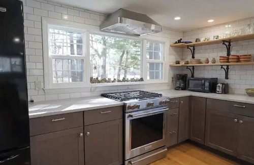 South Hadley Cottage | Charming riverfront cottage on beautiful cove!