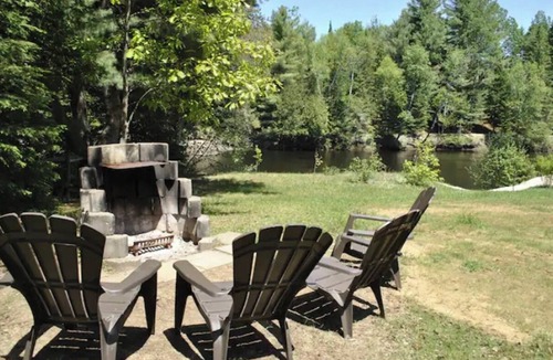 Riviere-Rouge Ski Chalet | Charming riverside cottage