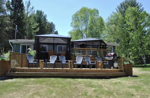 Riviere-Rouge Ski Chalet | Charming riverside cottage