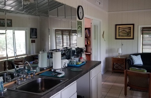 Elmaton House | Charming Riverside Home w/Deck and Fishing. 15 minutes to STP and Bechtel.