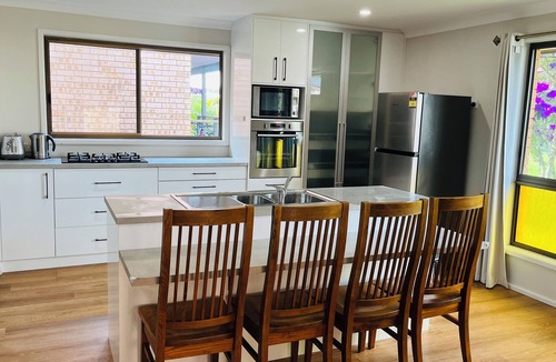 Dora Creek House | Charming Riverside Retreat sleep7