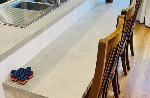 Dora Creek House | Charming Riverside Retreat sleep7