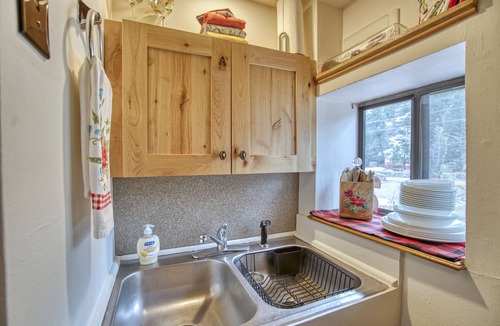 Lyons Apartment | Charming Riverside Studio — Couples’ Getaway