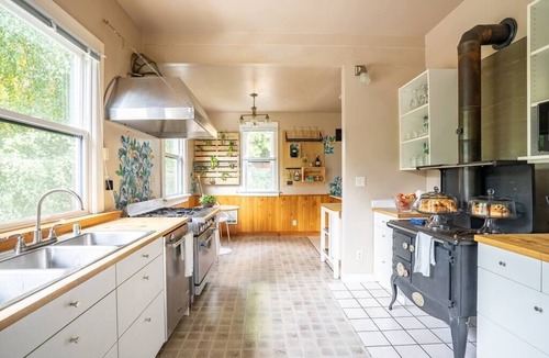 Broadway Hotel | Charming Room in Historic BnB - Rm6