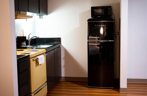 Hermiston Hotel | Charming Room w/Kitchenette — Stylish Downtown Hermiston Stay