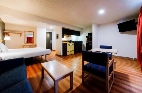 Hermiston Hotel | Charming Room w/Kitchenette — Stylish Downtown Hermiston Stay