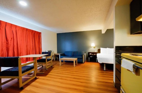 Hermiston Hotel | Charming Room w/Kitchenette — Stylish Downtown Hermiston Stay