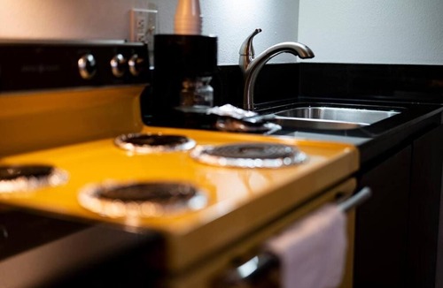 Hermiston Hotel | Charming Room w/Kitchenette — Stylish Downtown Hermiston Stay