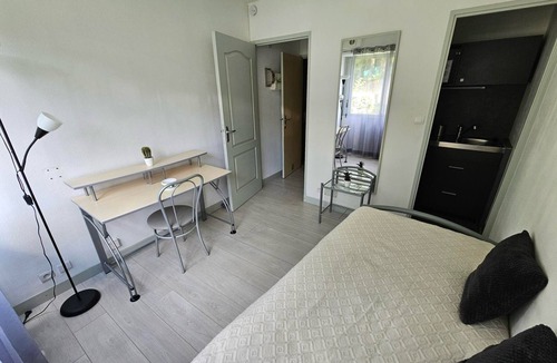 Saint-Jean-Baptiste Apartment | Charming room with kitchenette