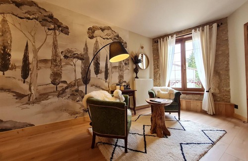 Pierrepont Bed & Breakfast | Charming room with private bathroom and lounge area