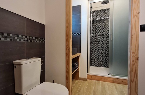 Pierrepont Bed & Breakfast | Charming room with private bathroom and lounge area