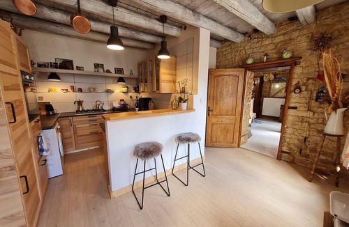 Pierrepont Bed & Breakfast | Charming room with private bathroom and lounge area