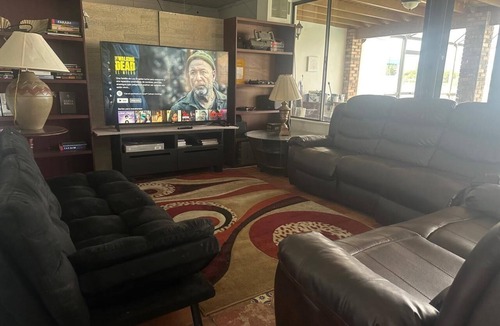 Ludlam Bed & Breakfast | Charming room with shared bathroom in charming Miami with WiFi, air conditioning