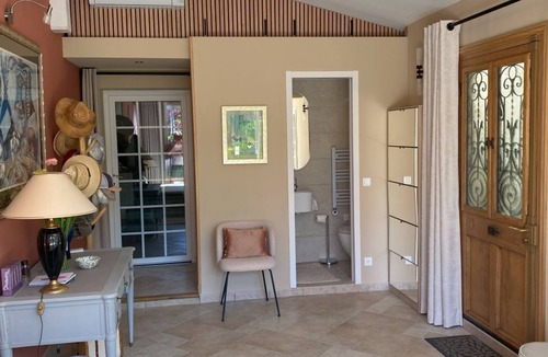 Le Plan-de-Grasse Bed & Breakfast | Charming room with swimming pool