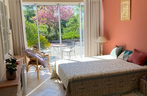 Le Plan-de-Grasse Bed & Breakfast | Charming room with swimming pool