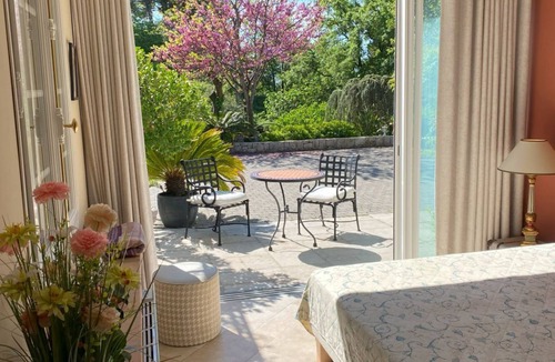Le Plan-de-Grasse Bed & Breakfast | Charming room with swimming pool