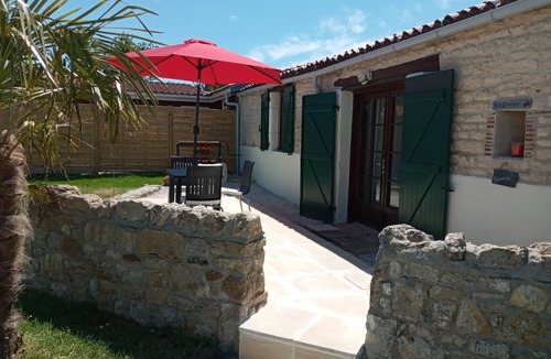 Saint-Valerien Cottage | Charming rural gite set in spacious gardens in the beautiful Vendee