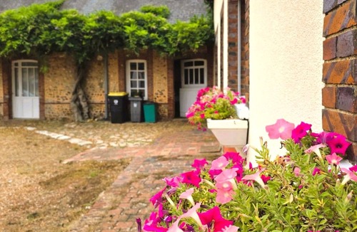 Challet Cottage | Charming Rural Retreat: Modern Comfort in Historic Challet