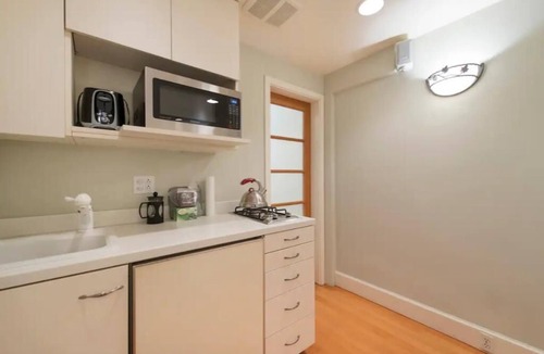 Russian Hill Apartment | Charming Russian Hill Junior 1BR Basement Apt