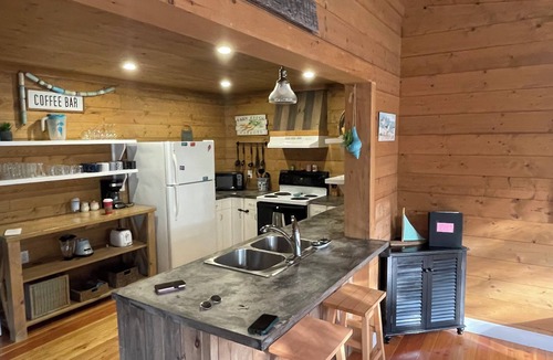 Gimli Cabin | Charming Rustic 4 Season-Cottage in Gimli. Great for Hunting or fishing trips