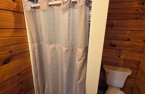 Waterloo Cabin | Charming Rustic Cabin #5 near canal