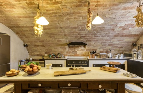 Riumors House | Charming Rustic House – Luxury Masía with Private Garden, Pool, Wi-Fi & Air Conditioning