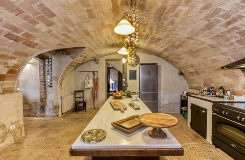 Riumors House | Charming Rustic House – Luxury Masía with Private Garden, Pool, Wi-Fi & Air Conditioning