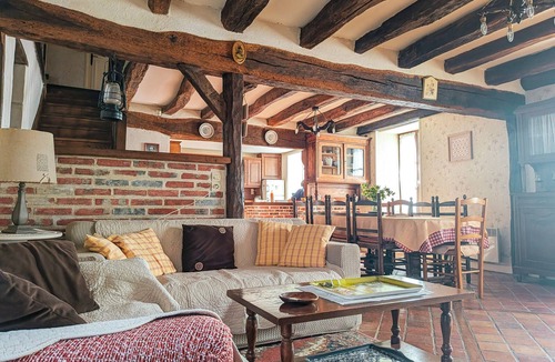 Gehee Cottage | Charming Rustic House Near Beauval Zoo with Garden, Games Room & Parking