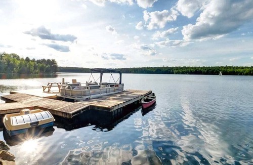 Lanark Highlands House | Charming, rustic lake house on beautiful Sunset Bay on White Lake - Pet friendly