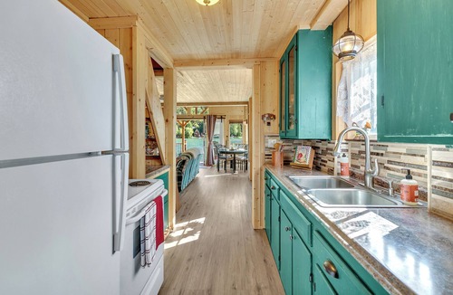 Eatonville Cabin | Charming & Rustic Lakeside Cabin: Mt. Rainier, Fall Hikes, Large Covered Deck
