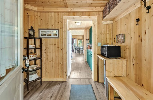 Eatonville Cabin | Charming & Rustic Lakeside Cabin: Mt. Rainier, Fall Hikes, Large Covered Deck