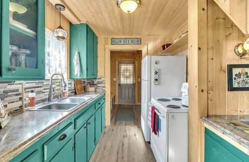 Eatonville Cabin | Charming & Rustic Lakeside Cabin: Mt. Rainier, Fall Hikes, Large Covered Deck