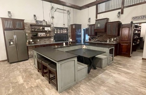 Cleveland County House | Charming Rustic/Modern Barndominium with HotTub near MW City, Tinker AFB, and OU