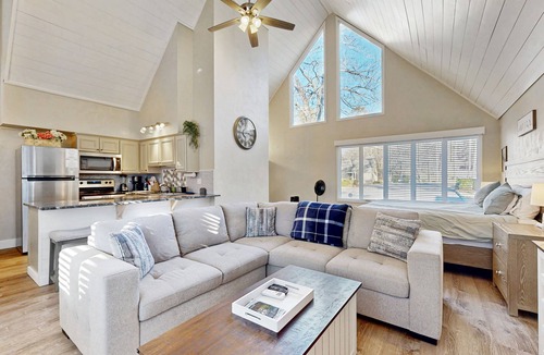 Sapphire Apartment | Charming Sapphire, NC Condo: Cozy, Dog-Friendly, Pool, Golf Course, & More
