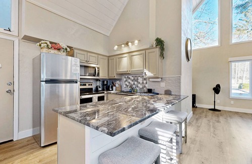 Sapphire Apartment | Charming Sapphire, NC Condo: Cozy, Dog-Friendly, Pool, Golf Course, & More