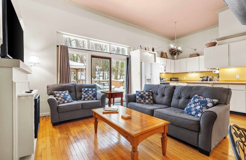 Saugatuck Condo | Charming Saugatuck Condo w/Private Deck + Grill!
