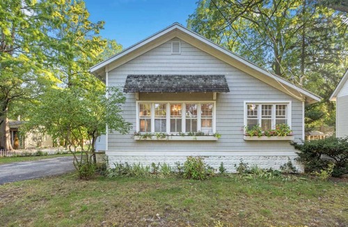 Saugatuck House | Charming Saugatuck Getaway by Lake & Shops