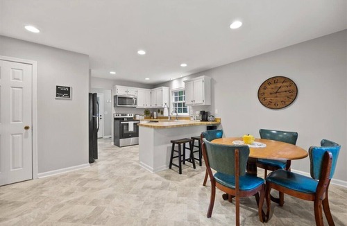 North Raleigh House | Charming Sawmill Cottage: King Bed & Park-Like Yard