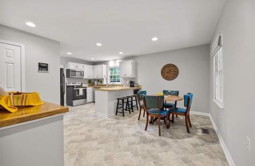 North Raleigh House | Charming Sawmill Cottage: King Bed & Park-Like Yard