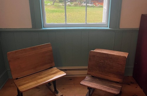 Montague House | Charming Schoolhouse with AC/Heat, WiFi, Smart TV, W/D, Full Kitchen - Sleeps 4