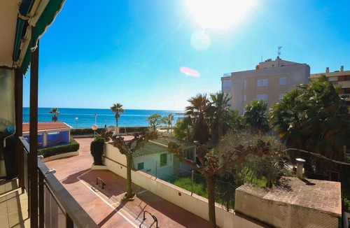 Vilafortuny Apartment | Charming Seafront Apartment with Terrace