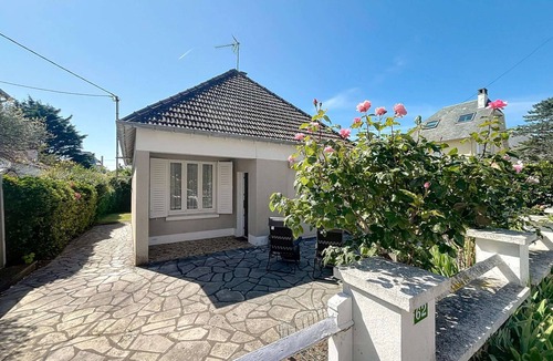 Jullouville House | Charming Seaside Home: 150m from Beach, Garden, Terrace, Close to Shops