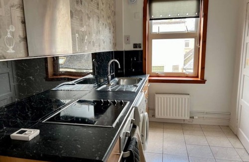 Broughty Ferry Apartment | Charming Seaside home. sleeps 4 with free parking