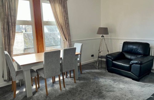 Broughty Ferry Apartment | Charming Seaside home. sleeps 4 with free parking
