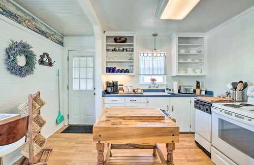 Pacific County Cottage | Charming Seaview Home w/BBQ, Deck & Fire Pit