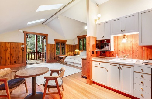 Rollingbay Apartment | Charming secluded studio with mountain view, fast WiFi, fireplace, large deck