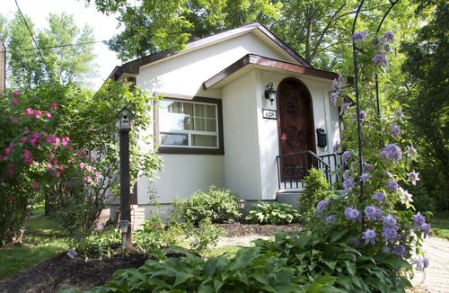 Historic Old Town Cottage | Charming Self-Contained Guest Cottage in Old Town Niagara-on-the-lake.