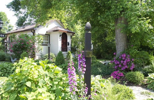 Historic Old Town Cottage | Charming Self-Contained Guest Cottage in Old Town Niagara-on-the-lake.