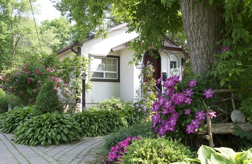 Historic Old Town Cottage | Charming Self-Contained Guest Cottage in Old Town Niagara-on-the-lake.